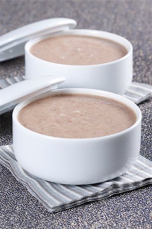 simsearch:400-07679790,k - Cream soup with mushrooms and bean Photographie de stock - Aubaine LD & Abonnement, Code: 400-04886693