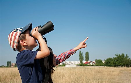 simsearch:400-06744095,k - Little boy Binoculars and his mom pointing out Stock Photo - Budget Royalty-Free & Subscription, Code: 400-04887290