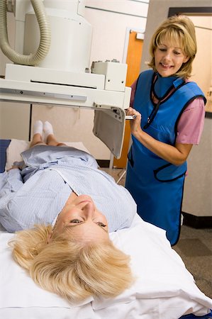 radiographer - Nurse With Patient Having An X-Ray Foto de stock - Super Valor sin royalties y Suscripción, Código: 400-04887867