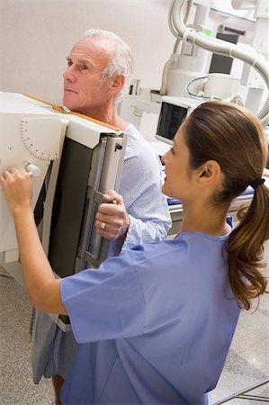 radiographer - Nurse With Patient Having An X-Ray Foto de stock - Super Valor sin royalties y Suscripción, Código: 400-04887874