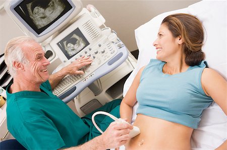 pregnant scan - Doctor Giving Patient An Ultra Sound Foto de stock - Super Valor sin royalties y Suscripción, Código: 400-04887889