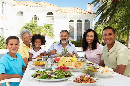 Family Eating An Al Fresco Meal Foto de stock - Super Valor sin royalties y Suscripción, Código: 400-04888054