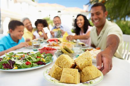 Family Eating An Al Fresco Meal Foto de stock - Super Valor sin royalties y Suscripción, Código: 400-04888058