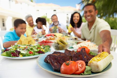 Family Eating An Al Fresco Meal Foto de stock - Super Valor sin royalties y Suscripción, Código: 400-04888059