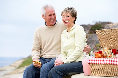 Couple Eating An Al Fresco Meal At The Beach Foto de stock - Super Valor sin royalties y Suscripción, Código: 400-04888123