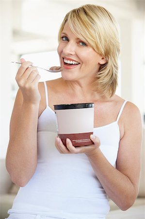 simsearch:695-05770291,k - Mid Adult Woman Eating Chocolate Ice-Cream And Smiling At The Ca Stockbilder - Microstock & Abonnement, Bildnummer: 400-04888431