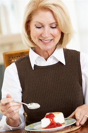 simsearch:400-04540771,k - Senior Woman Eating Cheesecake Fotografie stock - Microstock e Abbonamento, Codice: 400-04888518