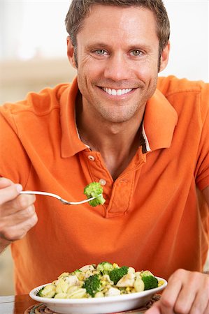 simsearch:400-04044761,k - Middle Aged Man Eating A Healthy Meal, Smiling At The Camera Foto de stock - Super Valor sin royalties y Suscripción, Código: 400-04888540