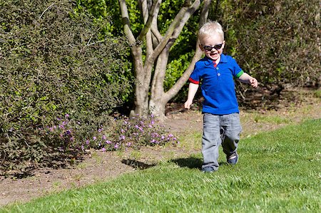 simsearch:400-06768635,k - happy toddler walking on the grass Foto de stock - Royalty-Free Super Valor e Assinatura, Número: 400-04888709