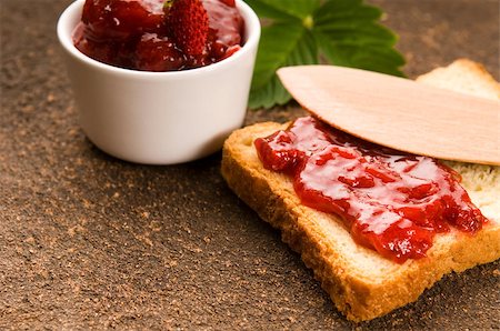 simsearch:400-05345418,k - Wild strawberry jam with toast Photographie de stock - Aubaine LD & Abonnement, Code: 400-04889106