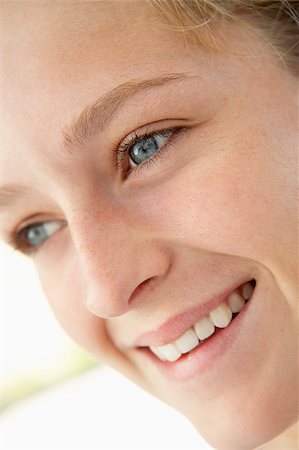 simsearch:400-04889881,k - Portrait Of Teenage Girl Smiling Stock Photo - Budget Royalty-Free & Subscription, Code: 400-04889874