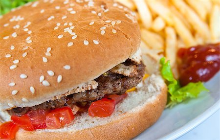 simsearch:400-04331205,k - Cheese burger - American cheese burger with fresh salad Foto de stock - Royalty-Free Super Valor e Assinatura, Número: 400-04880485