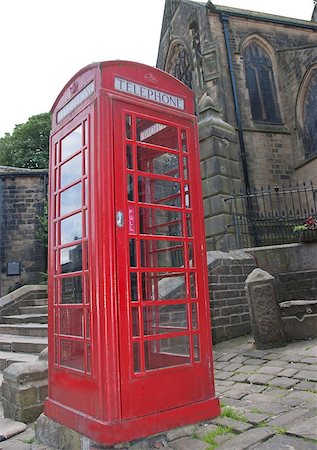 simsearch:400-05901575,k - A Traditional British Telephone Box in the Yorkshire Village of Haworth Foto de stock - Super Valor sin royalties y Suscripción, Código: 400-04880648