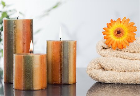 simsearch:400-04881211,k - Lighted candles with an orange gerbera on towels Stock Photo - Budget Royalty-Free & Subscription, Code: 400-04881204