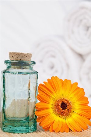 simsearch:400-05902613,k - Sunflower with a glass phial and white towels Foto de stock - Royalty-Free Super Valor e Assinatura, Número: 400-04881252