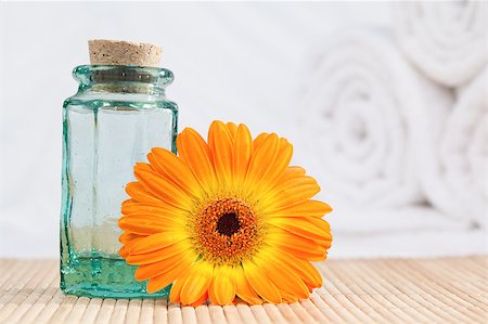 simsearch:400-05902613,k - A glass phial and a sunflower with white towels on the background Foto de stock - Royalty-Free Super Valor e Assinatura, Número: 400-04881253