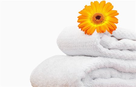 simsearch:400-04881211,k - Close up of a sunflower on white towels Stock Photo - Budget Royalty-Free & Subscription, Code: 400-04881274