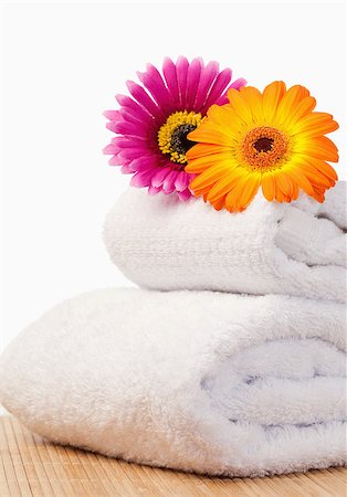 simsearch:400-04881818,k - Fuchsia and orange sunflovers on white towels Fotografie stock - Microstock e Abbonamento, Codice: 400-04881276