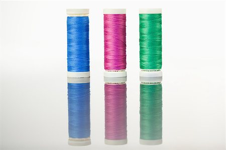 Colorful spools of thread on a table against a white background Photographie de stock - Aubaine LD & Abonnement, Code: 400-04881715