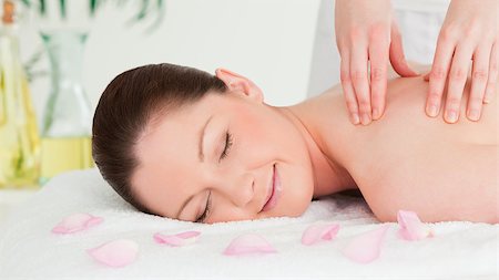 Cute woman receiving a massage in a spa Photographie de stock - Aubaine LD & Abonnement, Code: 400-04881835