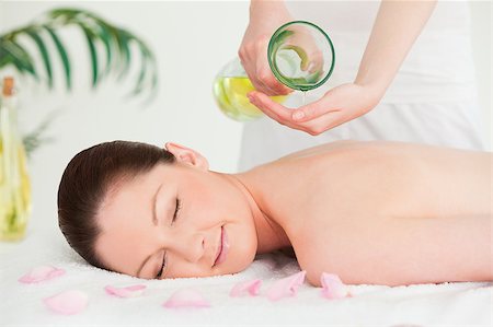 resort outdoor bed - A woman eyes closed getting massage oil on her back in a spa Photographie de stock - Aubaine LD & Abonnement, Code: 400-04881832