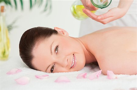 resort outdoor bed - Beautiful woman getting massage oil on her back in a spa Foto de stock - Super Valor sin royalties y Suscripción, Código: 400-04881833