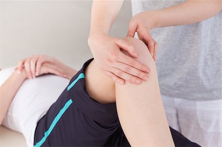 Masseuse massing the knee of a sportswoman Stockbilder - Microstock & Abonnement, Bildnummer: 400-04881857