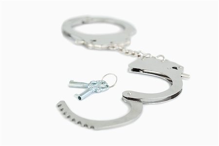 simsearch:400-04407414,k - Close up of handcuffs and keys with the camera focus on the foreground Fotografie stock - Microstock e Abbonamento, Codice: 400-04882244