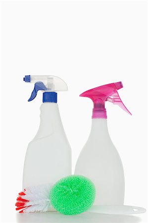 simsearch:400-04309146,k - Pink and blue spray bottles and a brush against a white background Photographie de stock - Aubaine LD & Abonnement, Code: 400-04882259