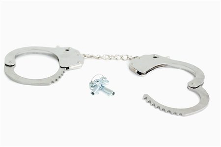 simsearch:400-04407414,k - Opened handcuffs and keys against a white background Fotografie stock - Microstock e Abbonamento, Codice: 400-04882266