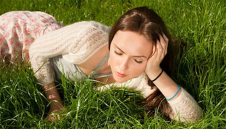 simsearch:400-04399498,k - beautiful girl lying on grass and having fun Foto de stock - Royalty-Free Super Valor e Assinatura, Número: 400-04882780