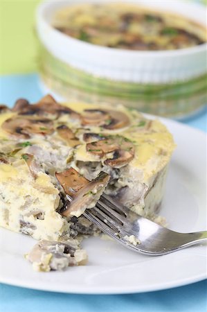 simsearch:400-07175480,k - Tasty mushroom gratin with eggs and cheese, garnished with parsley. Shallow dof Fotografie stock - Microstock e Abbonamento, Codice: 400-04883085
