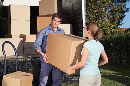 shift - Couple carrying box into the truck while moving into new home Stockbilder - Microstock & Abonnement, Bildnummer: 400-04883239