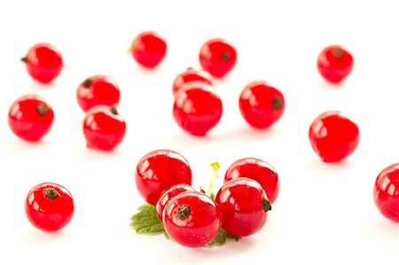 simsearch:400-04423672,k - ripe red currant berries on a white background Stockbilder - Microstock & Abonnement, Bildnummer: 400-04883363