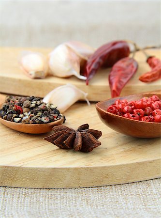 simsearch:400-05054498,k - spices - red and black pepper, chili and garlic on a wooden background Foto de stock - Super Valor sin royalties y Suscripción, Código: 400-04883608