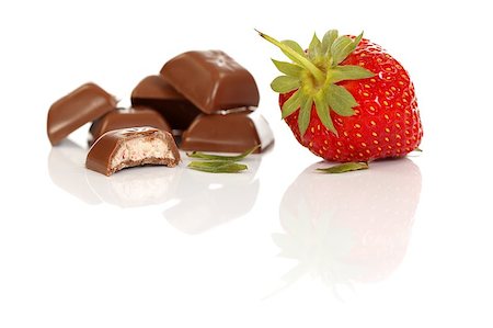Milk chocolate with strawberry filling and a fresh fruit Foto de stock - Royalty-Free Super Valor e Assinatura, Número: 400-04883745