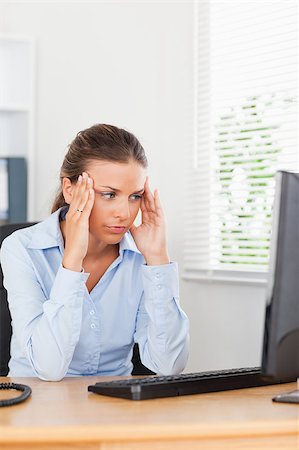 phone with pain - A stressed businesswoman is looking to the screen of her pc in an office Stock Photo - Budget Royalty-Free & Subscription, Code: 400-04894221