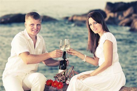 retro man woman gift - Young couple with glasses of champagne near the ocean Stock Photo - Budget Royalty-Free & Subscription, Code: 400-04894722
