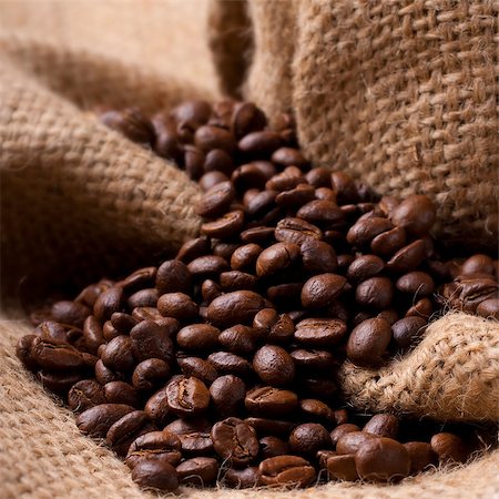 simsearch:400-06526962,k - Focus on Coffee beans on burlap fabric Foto de stock - Royalty-Free Super Valor e Assinatura, Número: 400-04894773