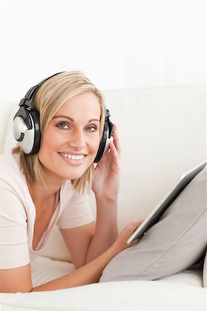 simsearch:400-04418454,k - Portrait of a woman with a tablet computer and headphones looking at the camera Foto de stock - Royalty-Free Super Valor e Assinatura, Número: 400-04894966