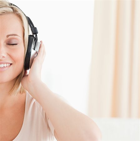 simsearch:400-04418454,k - Close up of a lovely woman listening to music with her eyes closed Stockbilder - Microstock & Abonnement, Bildnummer: 400-04894967