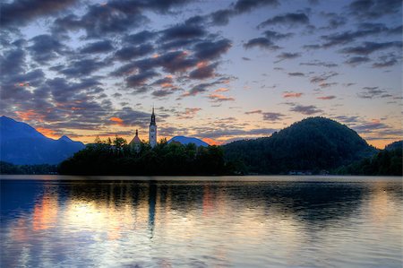 simsearch:400-04412215,k - Church on the island - Lake bled in early morning Photographie de stock - Aubaine LD & Abonnement, Code: 400-04895221