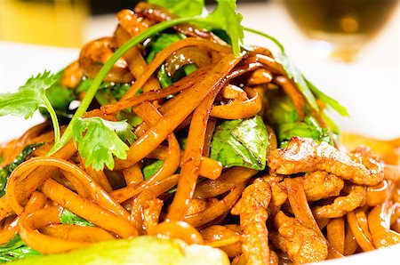 simsearch:400-05235964,k - classic fresh chinese fried noodles with pork and vegetables and coriander on top Foto de stock - Super Valor sin royalties y Suscripción, Código: 400-04895422