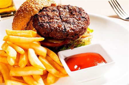 simsearch:400-07167126,k - fresh classic american hamburger sandwich with french fries and ketchup sauce on side Stockbilder - Microstock & Abonnement, Bildnummer: 400-04895439