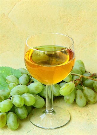 simsearch:689-03129183,k - glass of white wine and a branch of green grapes Fotografie stock - Microstock e Abbonamento, Codice: 400-04895698