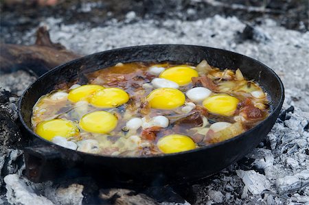 pan to the fire - Close-up of fried eggs on fire Foto de stock - Super Valor sin royalties y Suscripción, Código: 400-04895790