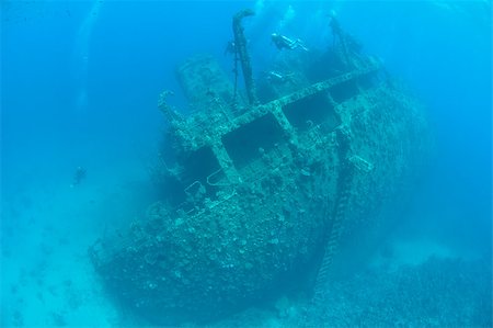 simsearch:649-08381487,k - Scuba divers exploring the stern section of a large shipwreck Stock Photo - Budget Royalty-Free & Subscription, Code: 400-04895801