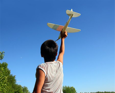 simsearch:400-07474903,k - happy boy running airplane model under blue sky Foto de stock - Super Valor sin royalties y Suscripción, Código: 400-04895897