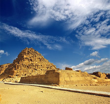 simsearch:400-04848873,k - small ancient egypt pyramid in Giza Cairo Fotografie stock - Microstock e Abbonamento, Codice: 400-04895908
