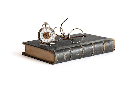 simsearch:400-06772771,k - Vintage pocket watch near spectacles on old book Photographie de stock - Aubaine LD & Abonnement, Code: 400-04896683